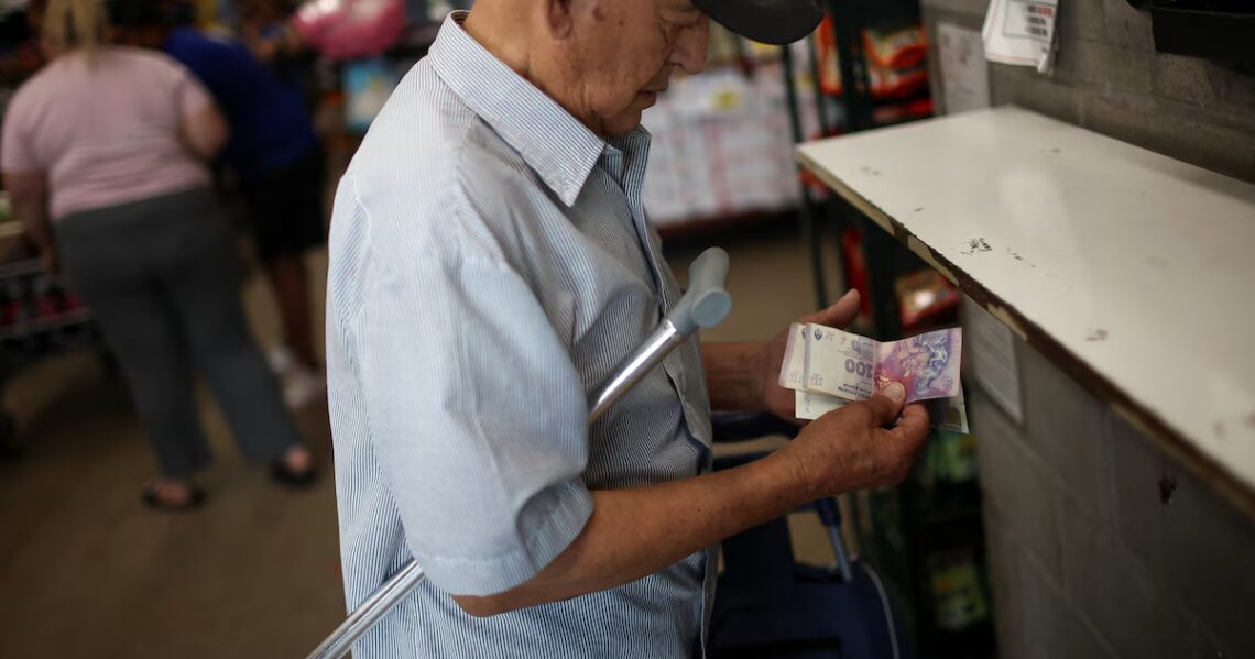 Jubilaciones: a cuánto llegaría la mínima si se hubiera actualizado el bono de $70.000, congelado desde 2024El refuerzo perdió casi la mitad de su poder adquisitivo en dos años y seguiría deteriorándose, incluso en un escenario de menor inflación