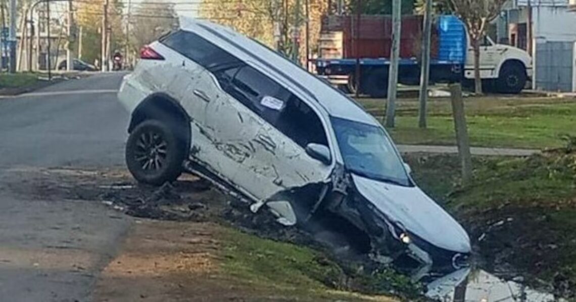 Video: robaron una camioneta usando un inhibidor de señal pero fueron perseguidos y terminaron en una zanjaOcurrió en La Plata. Agentes encubiertos vigilaban la zona en busca de los delincuentes señalados por hechos similares