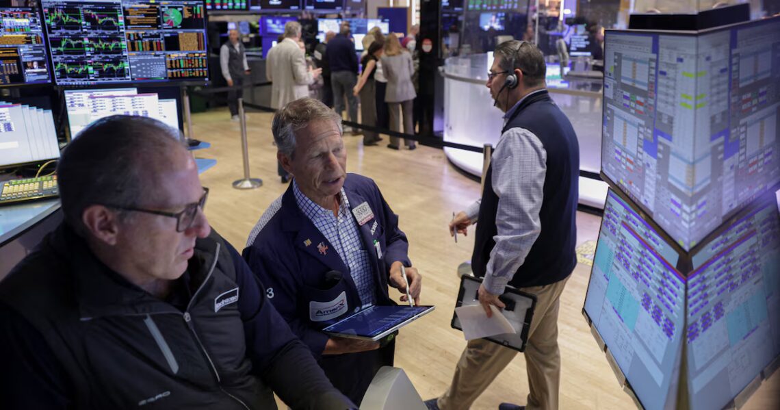 Jornada financiera: las acciones argentinas cayeron hasta 5% y el riesgo país subió por cuarto día seguidoLos índices de Nueva York cayeron más de 1% desde sus niveles récord y el petróleo subió 4%. El S&P Merval cedió 1,4% y los títulos públicos recortaron 1%. El dólar subió a $1.420 en el Banco Nación y el BCRA compró USD 65 millones en el mercadoPor Juan Gasalla