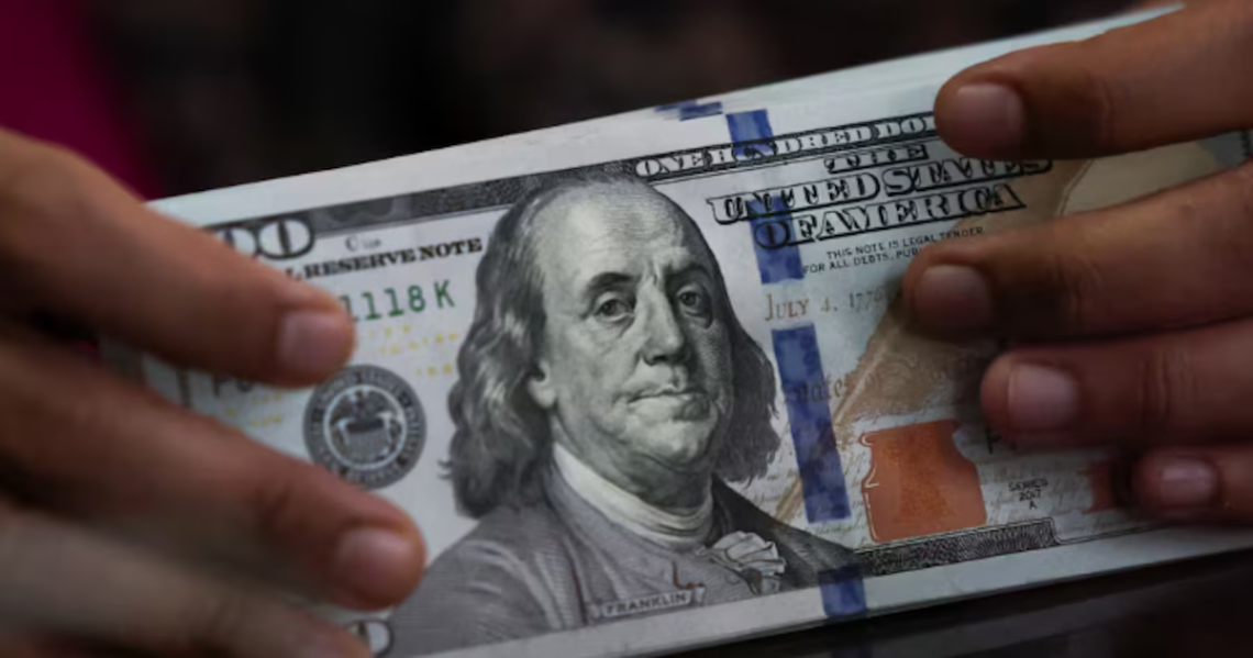 El dólar volvió a superar los $1.400 por una mayor demanda, pese a una oferta firmeEn la plaza mayorista se negociaron más de USD 600 millones y el dólar terminó a $1.402,50, mientras que al público en el Banco Nación subió a $1.425 para la ventaPor Juan Gasalla