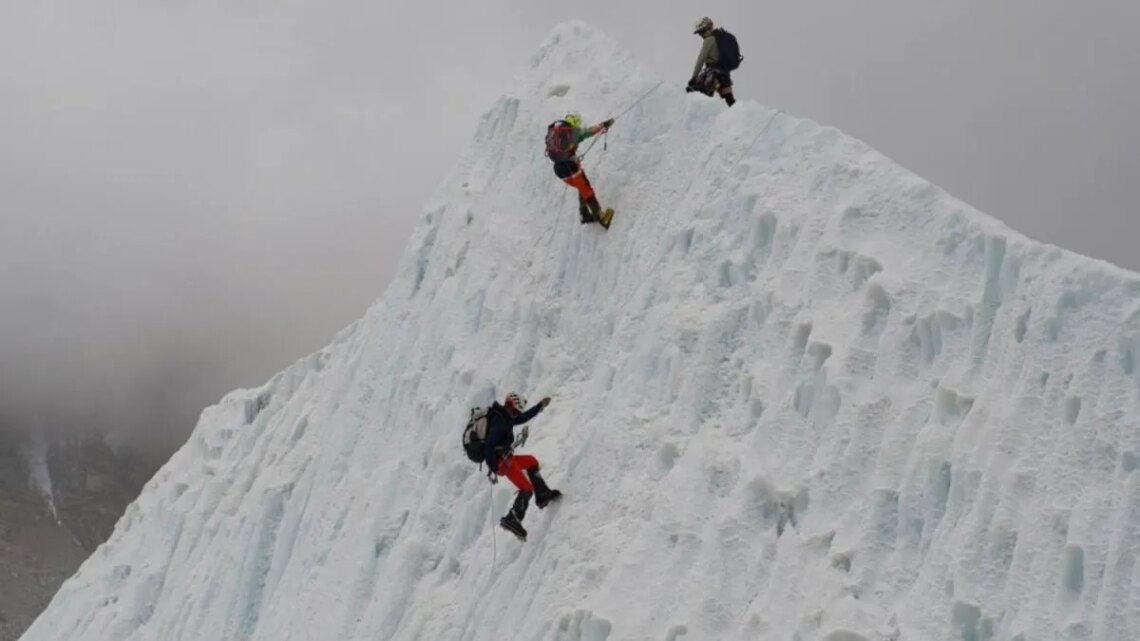 Récord histórico: 274 alpinistas hicieron cumbre en el Everest en solo 24 horas