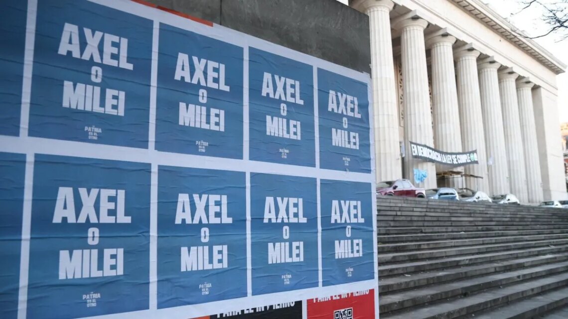 Carteles con la consigna “Axel o Milei” recalientan la interna del peronismo
