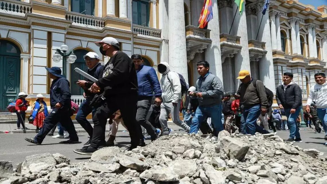 Máxima tensión en Bolivia: la Policía reprime a los manifestantes que exigen la renuncia de Rodrigo Paz