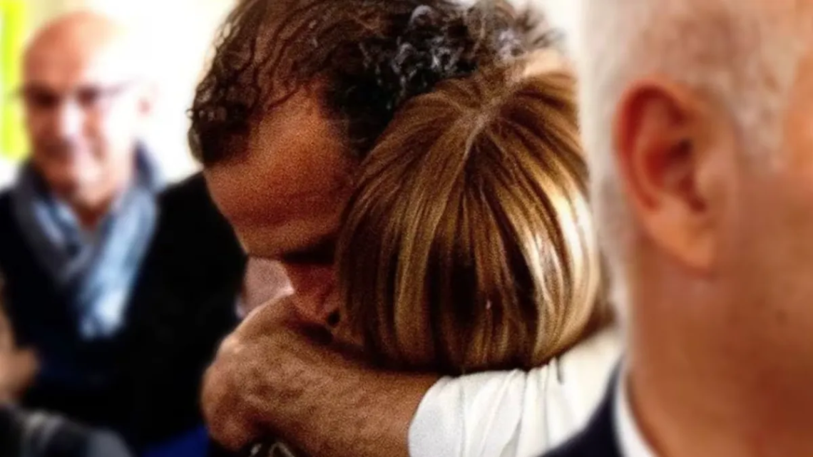 Georgia Meloni abrazó al “héroe de Módena”, el hombre que logró frenar al atacante que atropelló a peatones