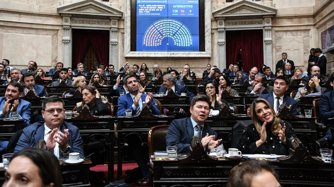 Del carnet de mochilero a las palomas mensajeras: las curiosas normas que podría dar de baja la ley Hojarasca