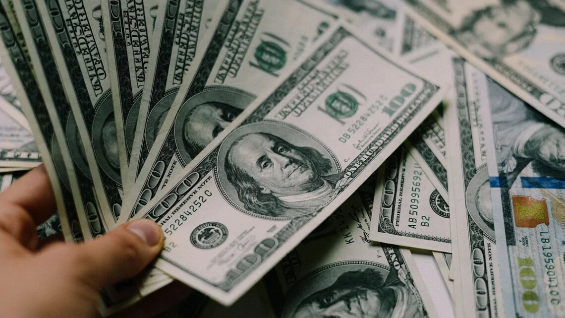 El dólar blue sumó tres jornadas sin subas y volvió a quedar por debajo del oficial