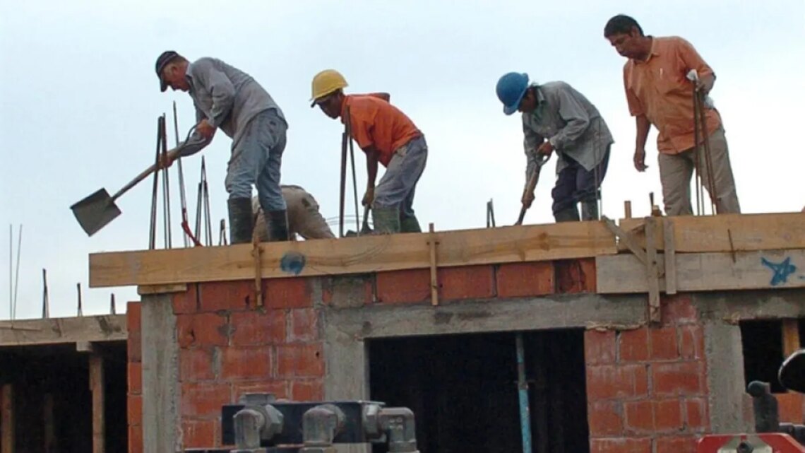 Empleo: advierten que la informalidad persistente en América Latina pone un límite estructural a la baja de la pobreza