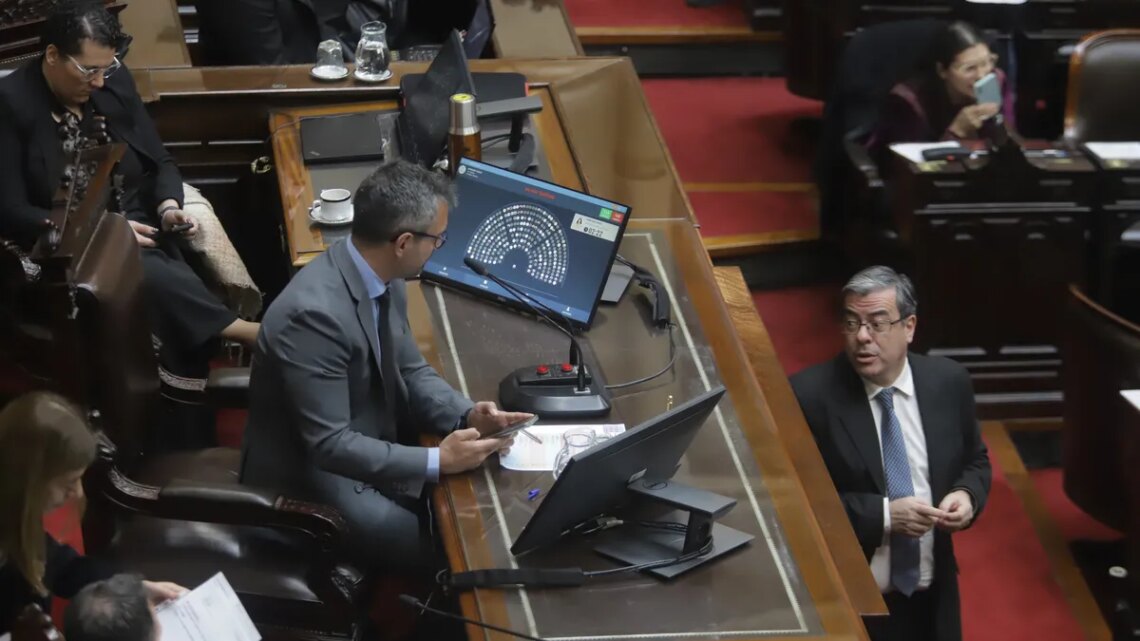 La Libertad Avanza busca blindar a Manuel Adorni y cerrar zona fría en Diputados, en una sesión que prevé cambios sobre la hora