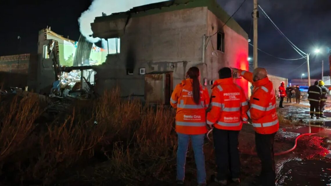 Santa Cruz decretó tres días de duelo por el incendio que causó al menos tres muertos en Perito Moreno