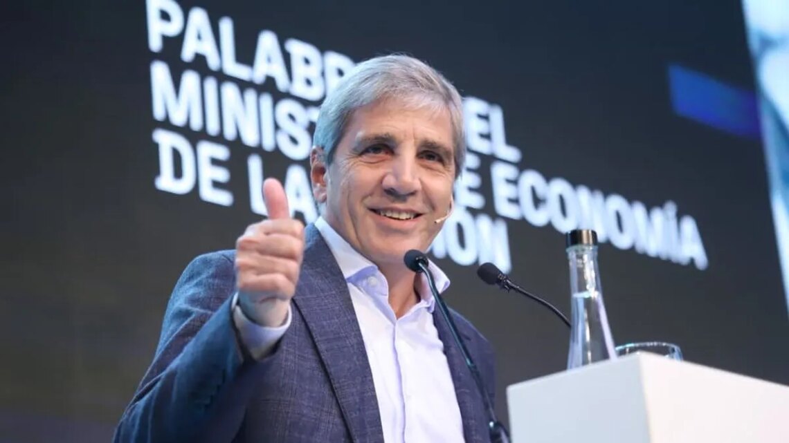 Luis Caputo lleva las cuentas públicas con rienda corta: anunció un superávit primario de $632.844 millones en abril