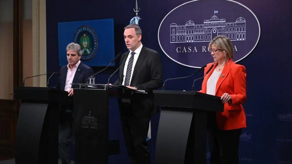 Manuel Adorni y Luis Caputo se muestran en Mendoza junto a Alfredo Cornejo