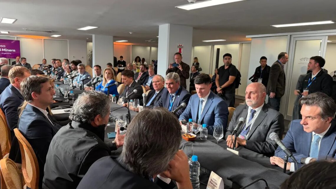 El Gobierno lanzó la Mesa Federal Minera junto a gobernadores y empresarios del sector