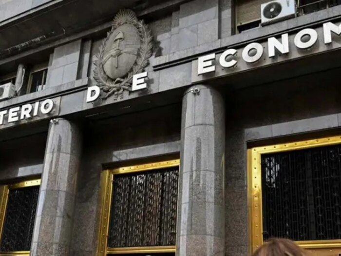 Deuda: Economía sale a renovar $5,3 billones y busca colocar hasta u$s300 millones con el Bonar 2028