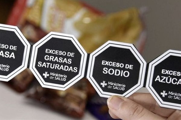 El Gobierno busca eliminar el etiquetado frontal y crece la polémica por los octógonos en alimentos