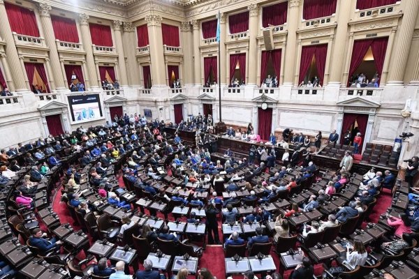 Sin quórum y con nuevos aliados: la oposición reprogramó la sesión contra Adorni