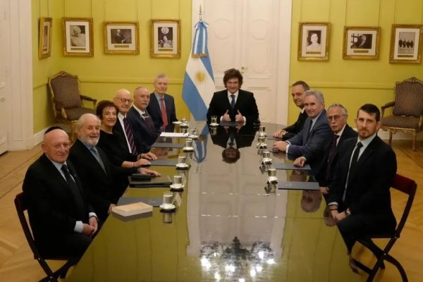 La defensa de Milei a Adorni: del “falso testimonio” a los “tres chorritos de agua”