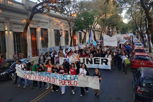 La Cuarta Marcha Federal Universitaria colmó las calles de Paraná con un reclamo contundente