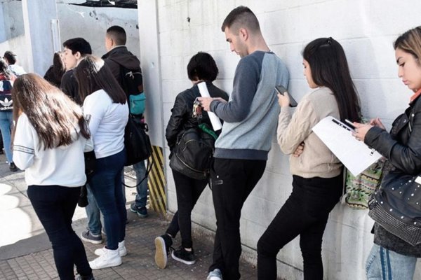 Empleo estancado y salarios en baja: las señales de alerta del mercado laboral