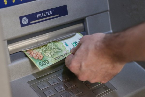 Los salarios volvieron a perder contra la inflación y acumulan siete meses de caída