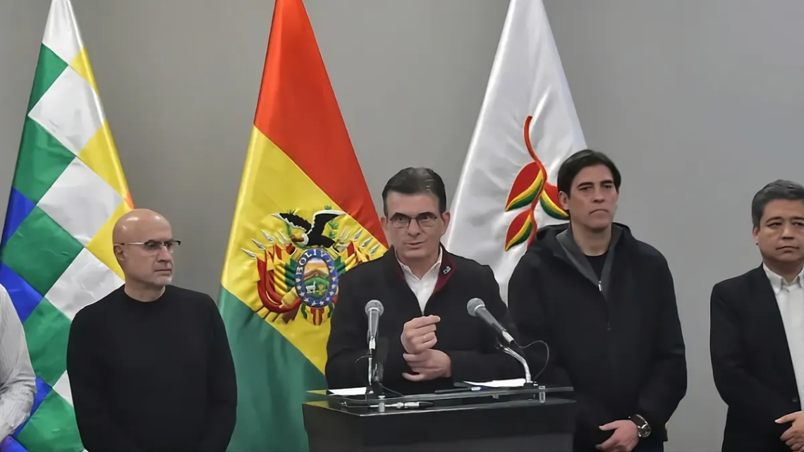 En medio de la crisis en Bolivia, el presidente anunció una “reorganización” de su Gabinete