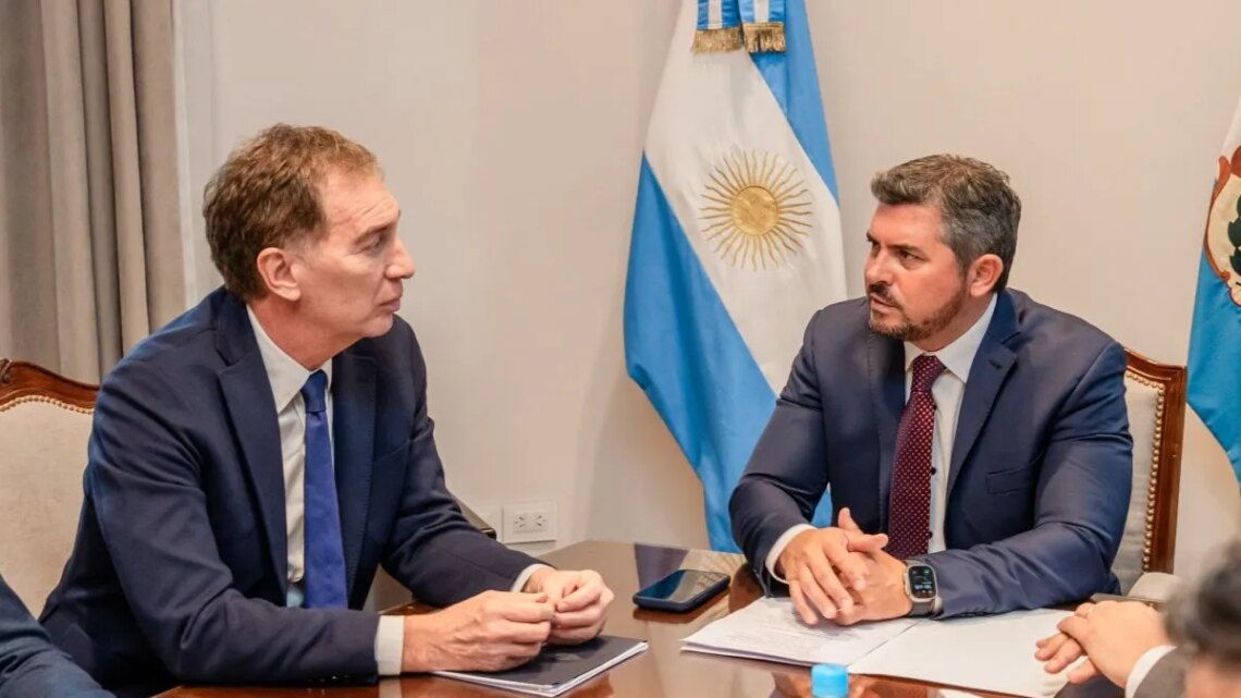 El oficialismo sale en búsqueda del respaldo de los gobernadores pero continúa el ajuste sobre las provincias