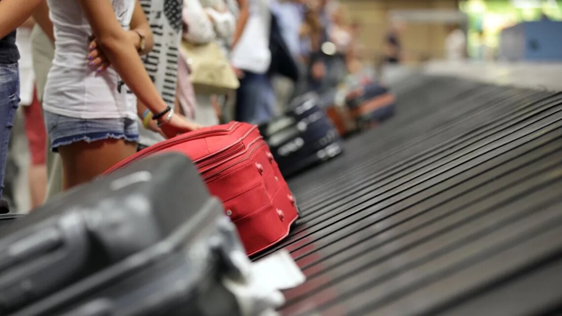 Los viajes al exterior bajaron un 13% anual en abril, mientras la llegada de extranjeros creció 10%