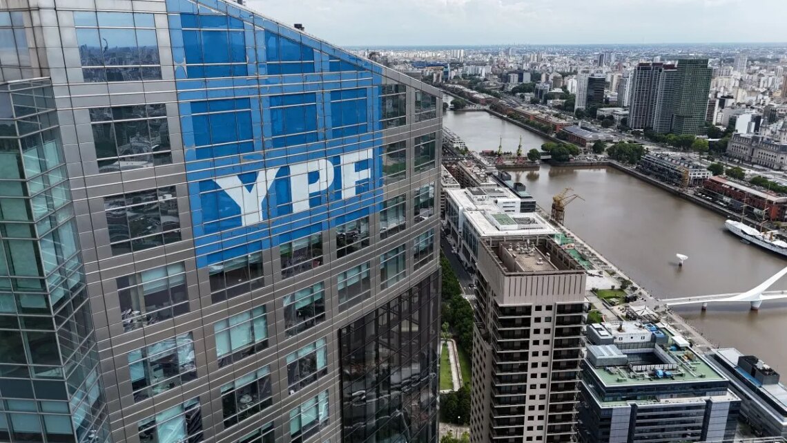 Fitch mejoró la nota de la deuda de YPF, ante mayor producción y sólida estructura de capital