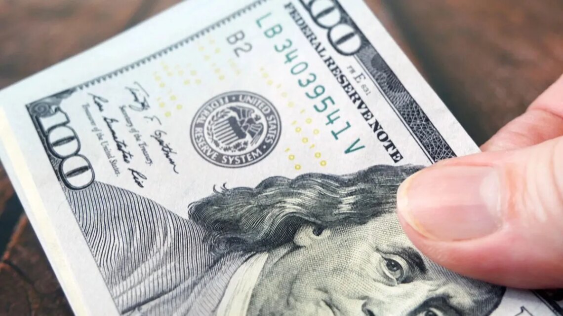 ¿El dólar oficial toma impulso? Arranca la jornada en su nivel más alto desde febrero