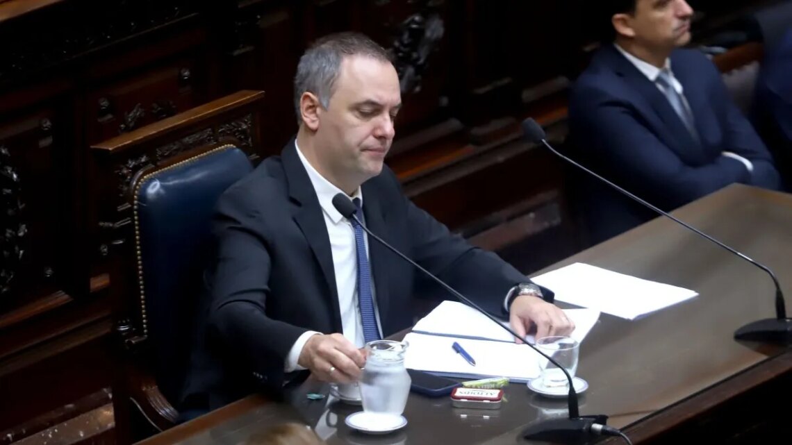 Nueva avanzada en el Congreso contra Manuel Adorni, que ahora incluye proyectos para reformar regímenes fiscales