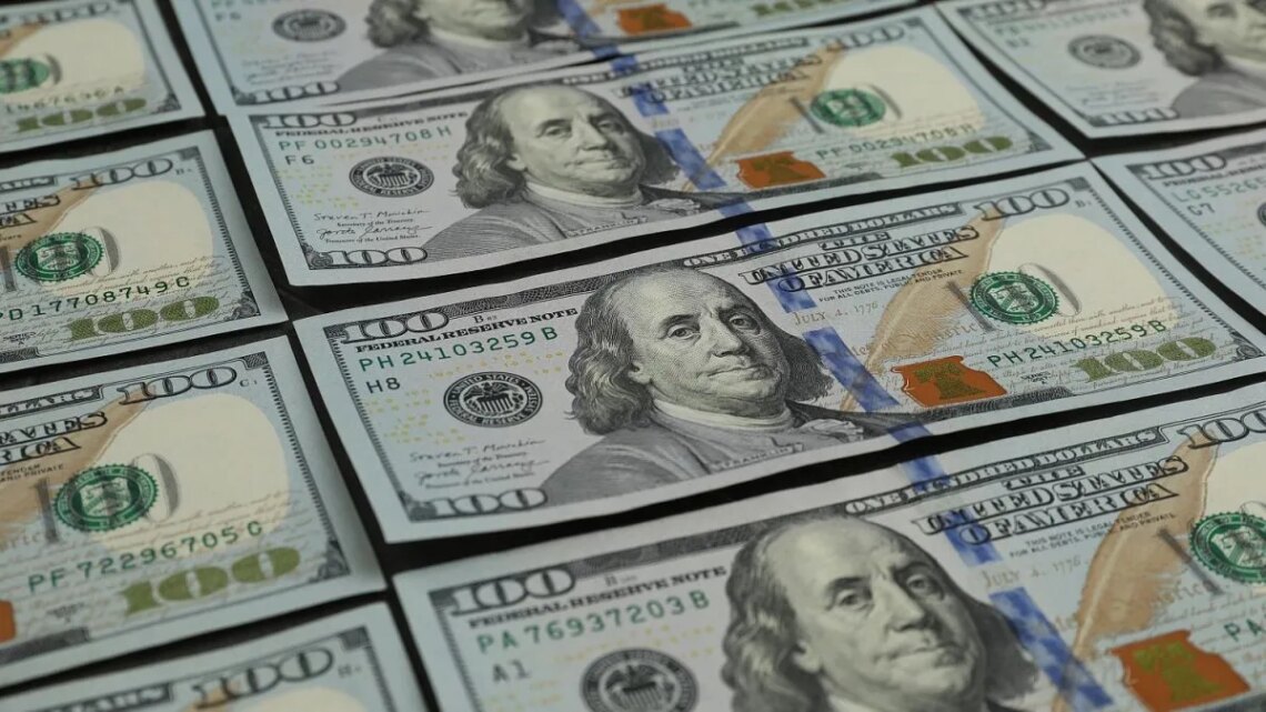 El dólar mayorista extiende su rebote, aunque sigue lejos del techo de la banda cambiaria