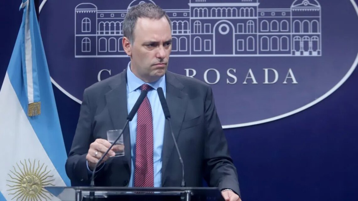 Fiscal pide batería de nuevas medidas contra Manuel Adorni: el patrimonio de su hermano y movimientos en Indio Cua en la mira