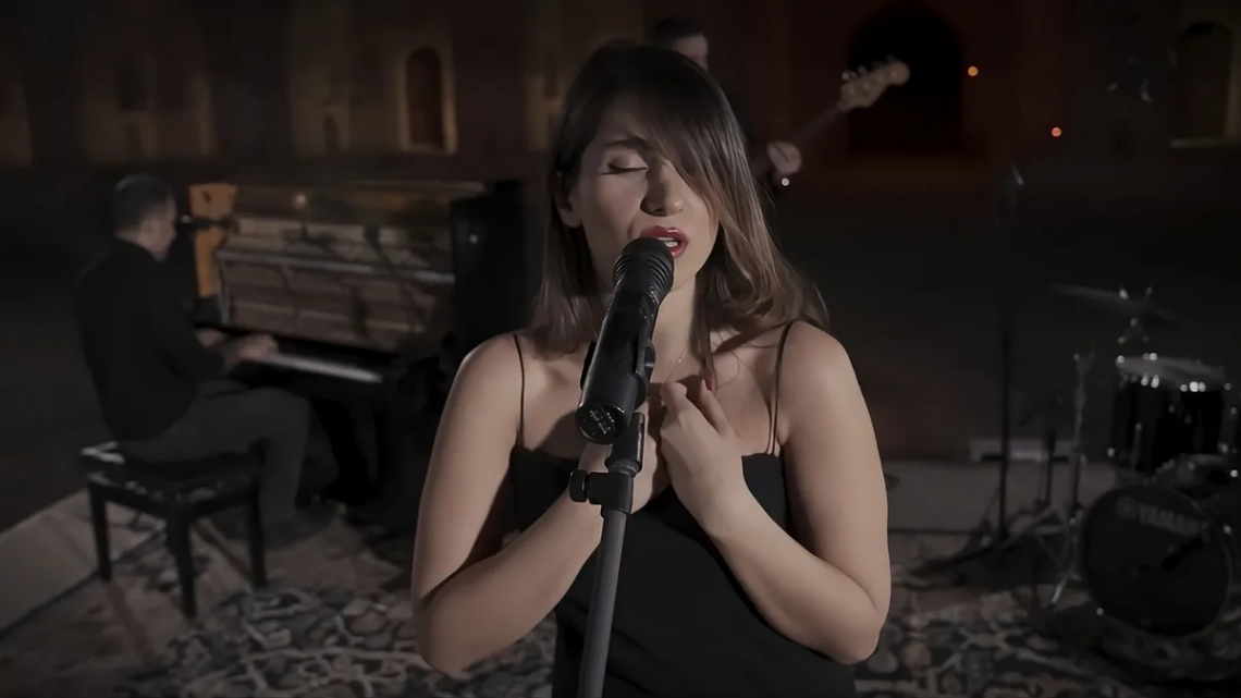 Irán condenó a una cantante a 74 latigazos por cantar sin hiyab