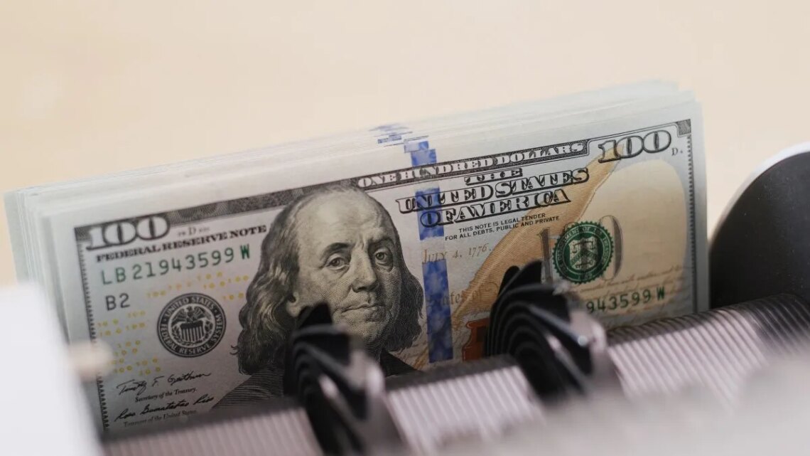 El dólar blue cerró su sexta semana al alza y se acercó a los $1.500