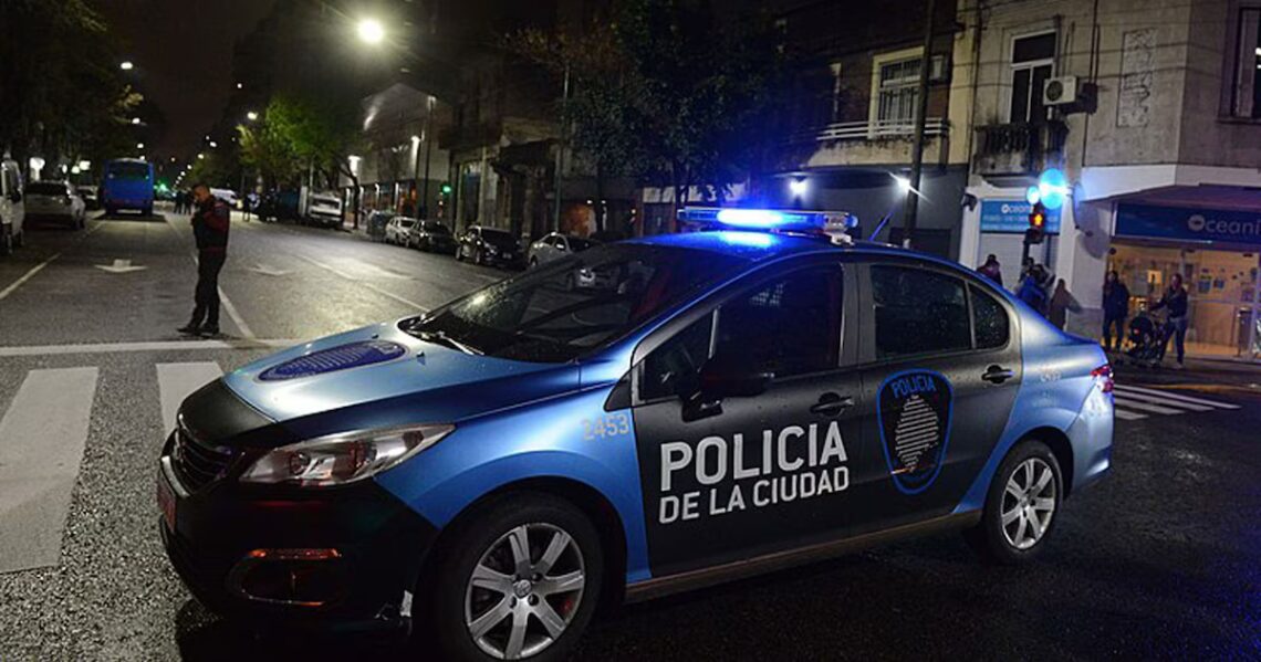Detuvieron a un expolicía de la ciudad de Buenos Aires condenado a siete años de prisión por abuso sexualEstaba prófugo desde abril y se lo separó de la fuerza hace 14 meses. Pesa sobre él una condena carcelaria por violar a una asistente en un anexo de una comisaría de Palermo