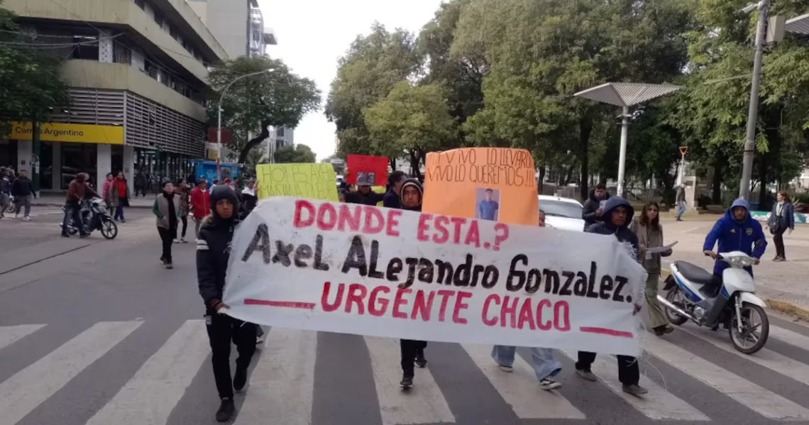 Continúa la búsqueda del joven de 21 años en Chaco: uno de los detenidos apuntó contra el ex suegroAxel González desapareció el 16 de mayo y por el hecho están siendo investigados la ex novia y su familia, además de otros dos individuos. El detenido dio detalles sobre una presunta persecución