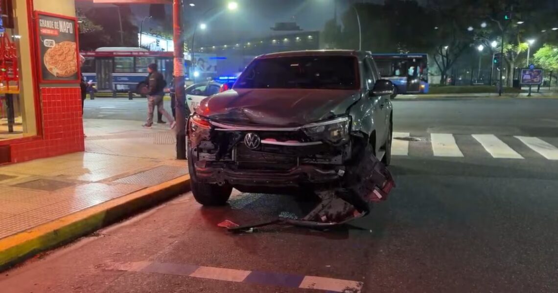 Frenético raid en Palermo: impactó a una camioneta, hirió a dos personas, huyó y chocó de vuelta en Plaza ItaliaLas colisiones las protagonizó un hombre de 45 años, en aparente estado de ebriedad, que manejaba una Amarok