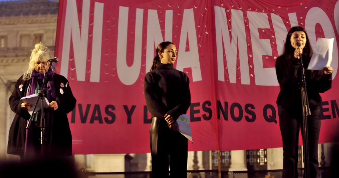 Pedido de renuncia a funcionarios de Córdoba y crítica al negacionismo: qué dice el documento leído en la marcha Ni Una MenosAnte una multitud, el texto exigió la restitución de políticas públicas de género y contabilizó al menos 3.205 víctimas de violencia de género desde la primera marcha en 2015