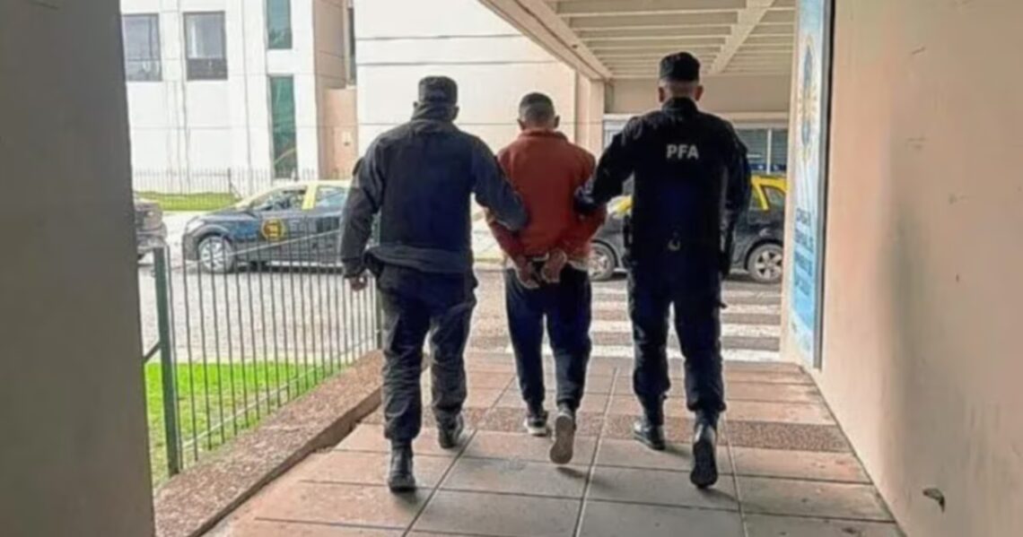 Lo buscaban por un crimen en Entre Ríos y lo atraparon en la terminal de RetiroEl detenido, de 38 años, tenía una orden de captura vigente por el delito de homicidio agravado por el vínculo