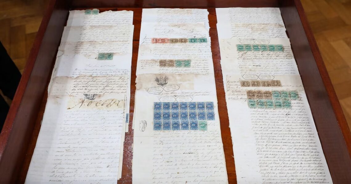 Argentina devolvió a Perú 36 piezas de su patrimonio histórico recuperados del tráfico ilícitoLas autoridades de la PFA encontraron los objetos en un museo de Entre Ríos y otros en un sitio de venta online. Había un “pie de momia”, alfarería precolombina y manuscritos coloniales