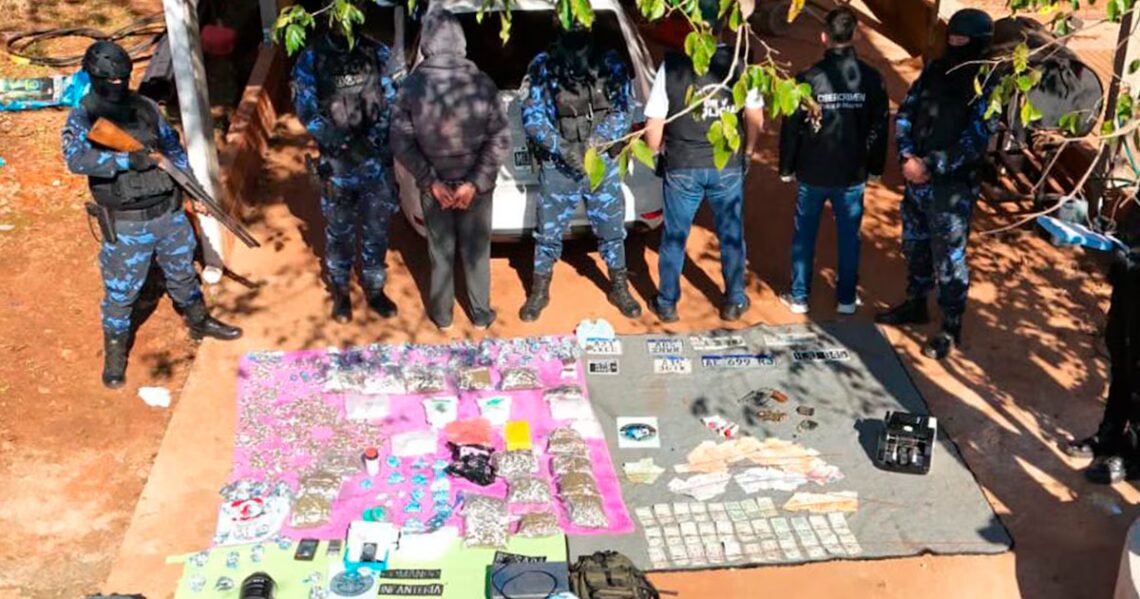 Detuvieron a un narcotraficante acusado de un ataque armado en Misiones: le secuestraron 12 kilos de droga y armasLa policía local arrestó a un hombre, identificado como Kevin Miguel D. L., al que le incautaron cocaína, marihuana, hachís y tusi, valuado en 100 mil dólares