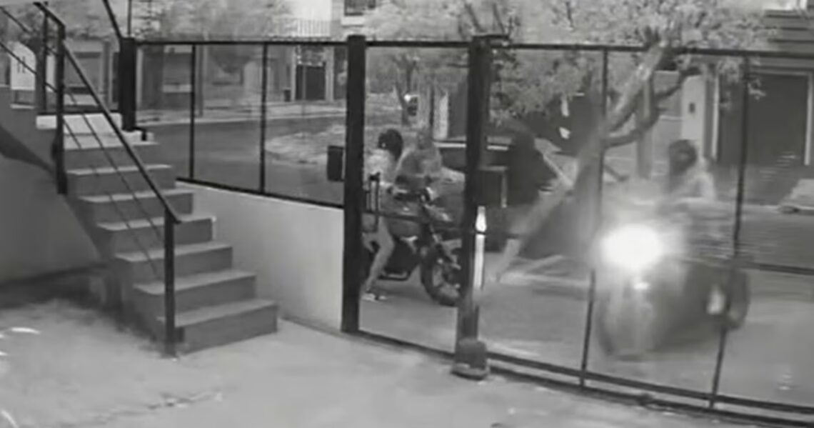 Buscaban a tres motochorros que robaron una camioneta y encontraron un desarmadero clandestino en La MatanzaLa investigación se inició tras el asalto a una mujer en la puerta de su casa. Durante los procedimientos, la Policía Bonaerense incautó motores, cajas de cambio, motos y piezas vinculadas a distintos expedientes por robo y hurto