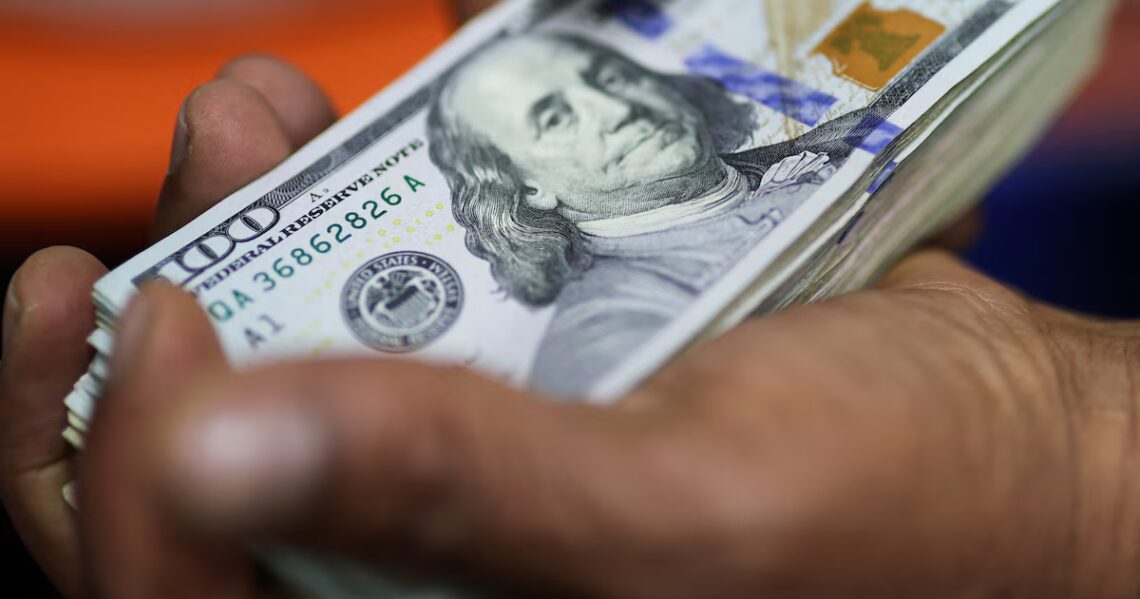 Los argentinos compraron más dólares que el Banco Central en lo que va del añoAsí surge del balance cambiario. Hasta abril eran USD 9.000 millones, pero habrían superado los USD 11.000 millones el mes pasado. Pese a esta presión compradora la cotización se mantuvo estable en los primeros meses de 2026, aunque ayer subió a $ 1.445Por Pablo  Wende
