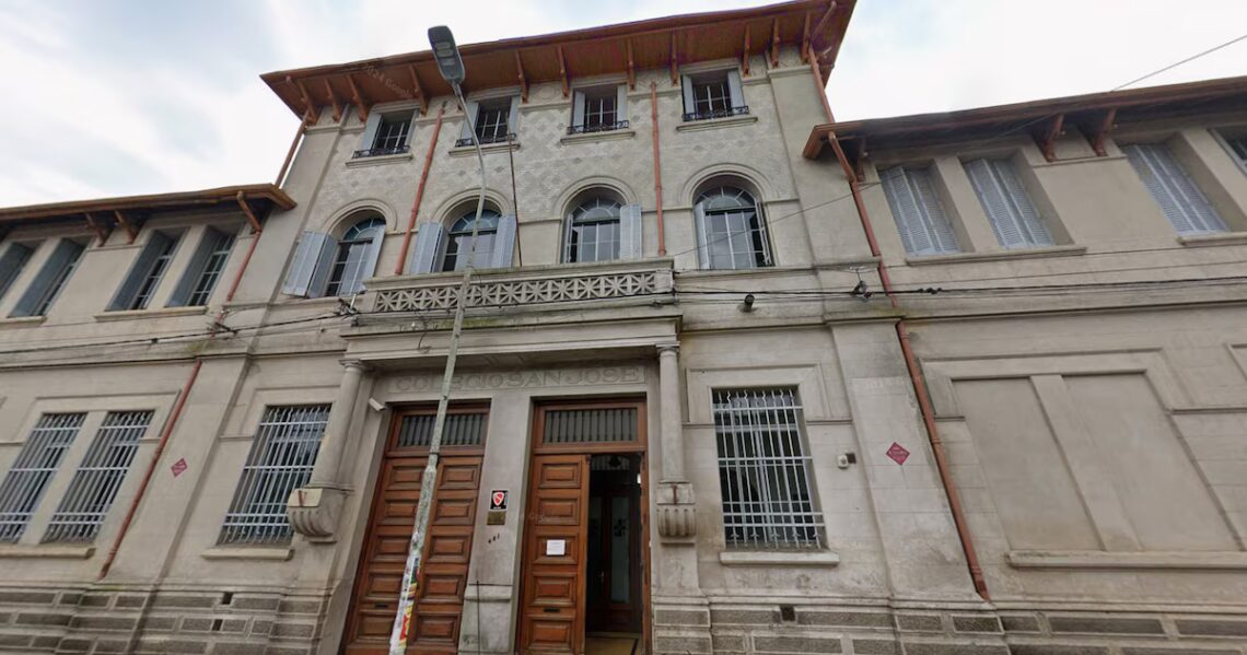 Video: un alumno de un colegio de Tandil agredió a un profesor y le fracturó la mandíbulaLa víctima, un docente de música de 37 años, fue operado y permanece internado. El agresor quedó imputado en una causa por lesiones graves