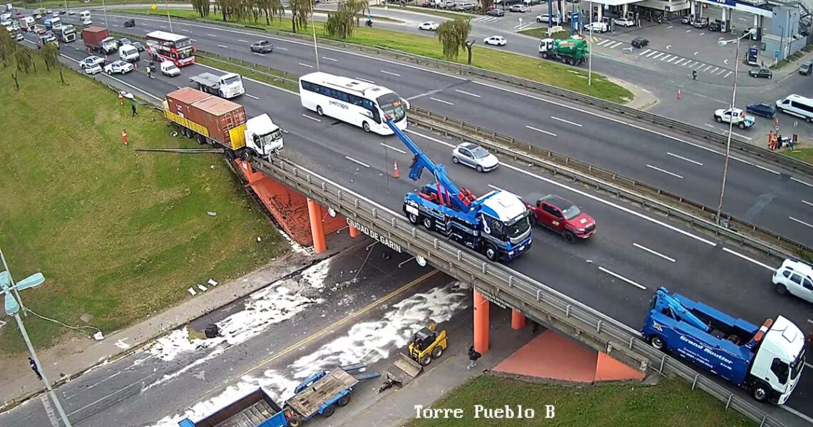 Fuerte accidente en Panamericana: un camión quedó colgado en un puente, dejó heridos y caos de tránsitoEl vehículo chocó contra un guardarraíl y provocó que al menos tres personas tuvieran que ser trasladadas. Hubo un corte total de varios kilómetros en el ramal mano a Campana