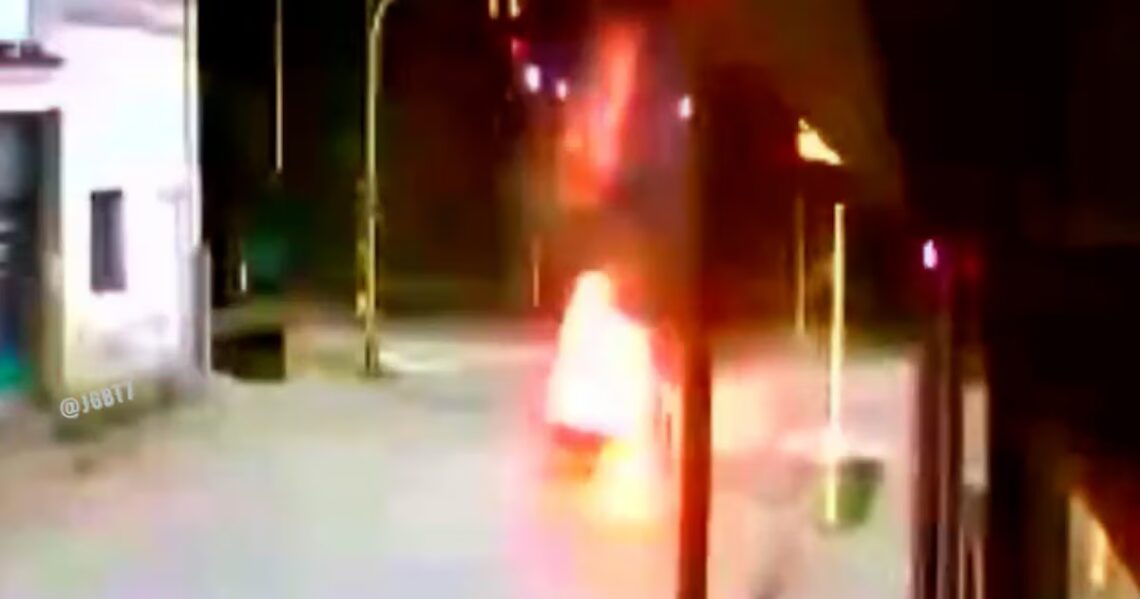 Insólito hecho en Bahía Blanca: un taxista frenó en una esquina por un semáforo en rojo y le explotó el autoEl hombre fue trasladado al Hospital Interzonal Dr. José Penna con heridas leves y una crisis nerviosa, pero fuera de peligro. Estudian si hubo una falla en el sistema de GNC del coche