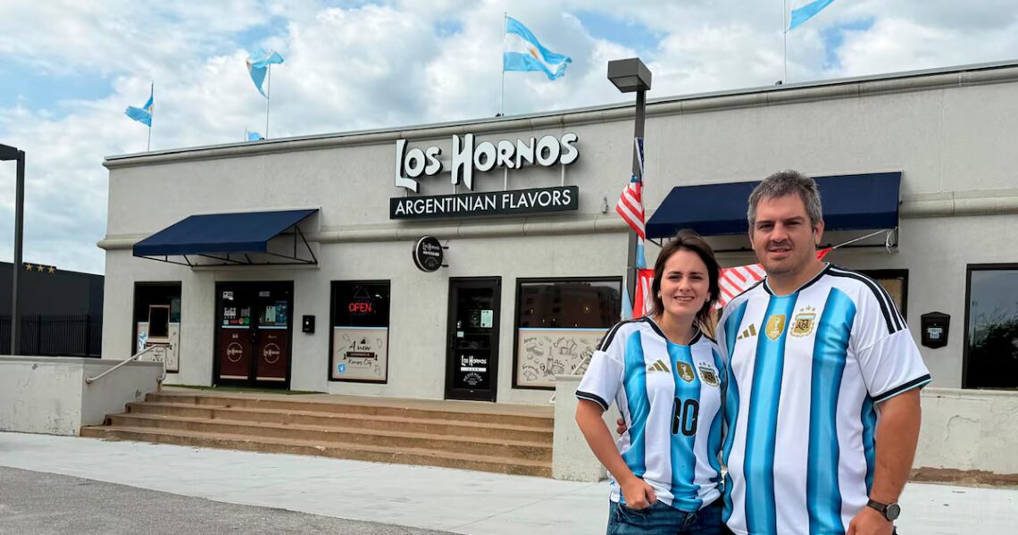 Son argentinos y tienen un restaurante en Kansas City: la inesperada historia que cruzó sus vidas con Lionel Messi y la SelecciónIsolina de la Vega y Darío Jerez Leavy son dueños de Los Hornos, que está ubicado a unos 17 minutos del Hotel Origin, donde se hospeda La Scaloneta. Allí montaron una pantalla gigante para que los fans sigan los partidos del Mundial con entrada gratuita. Además, ofrecen menúes accesibles, promociones y regalos para los visitantes