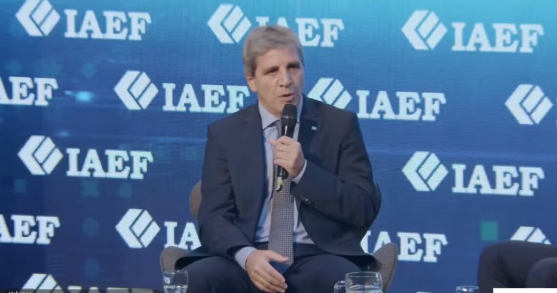 Caputo: “No hicimos ninguno de los chanchullos que Argentina hizo en el pasado a pesar de haber heredado una bomba atómica”En un evento del IAEF, el ministro de Economía afirmó que ya está cerrado el financiamiento para cubrir el cronograma de pagos, proyectó que continuará el proceso de desaceleración y confirmó que enviará un proyecto para modificar la ley de Inocencia FiscalPor Lola Loustalot