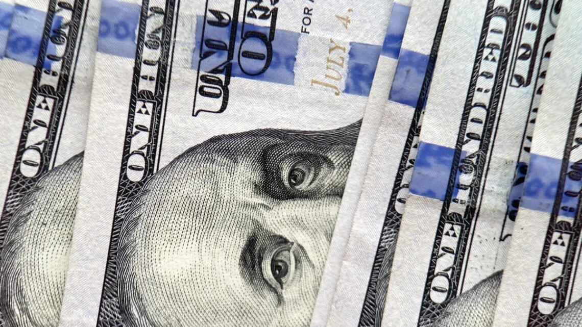El dólar oficial avanza con fuerza y supera los $1.420 en la primera jornada de junio