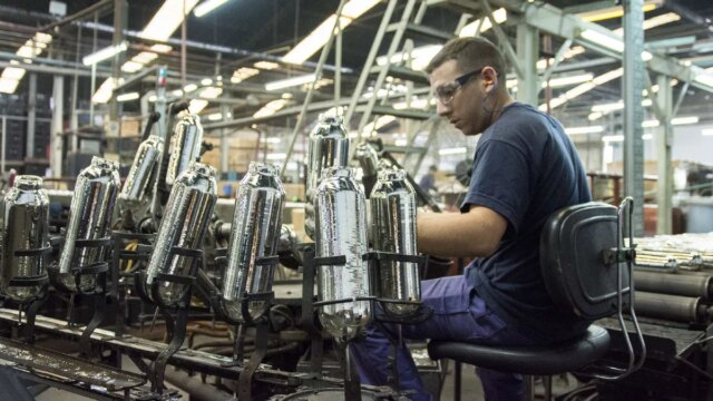 La confianza de industriales tuvo en mayo la peor caída en casi un año: las empresas prevén menos producción y empleo