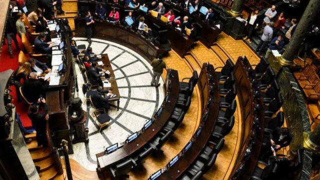 La Ciudad aprobó el financiamiento para la Línea F, el desendeudamiento familiar y avanzó con la ley antitrapitos